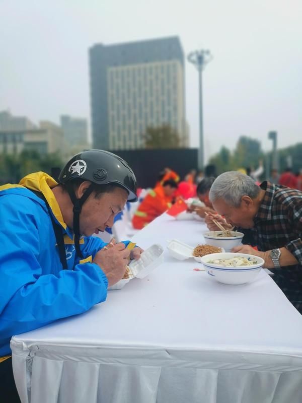 庆生|一碗国庆面一份爱国情，郑州惠济区群众共同特殊方式为祖国庆生