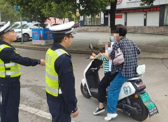 交警|“两节”期间 监利交警持续开展“两车”专项整治