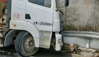 机智|珠海男子上班遭遇生死时刻,两台“巨无霸”失控朝他猛冲!关键时刻机智“神操作”!