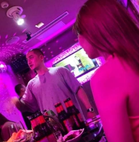 金发|新恋情?蒋劲夫带金发美女酒吧蹦迪被偶遇,曾被两任女友指控家暴