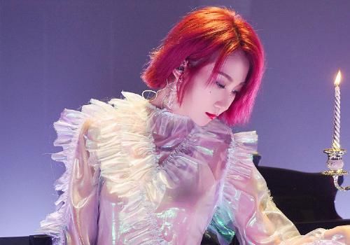  发展|乃万开线上个人演唱会，只有一位《青2》选手现身支持，感情都是淘汰人的