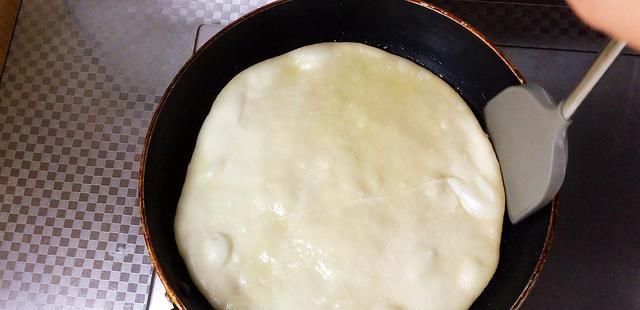  详细|家常烙大饼的方法松软筋道，凉了不硬千层大饼简单易学详细讲解