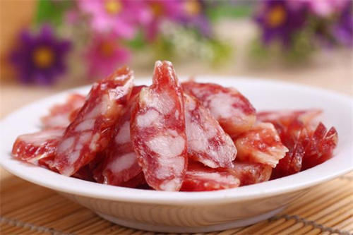 锡纸|腊肠能用烤箱烤着吃吗，烤盘里先垫上锡纸，腊肠烤起来会有油滴下