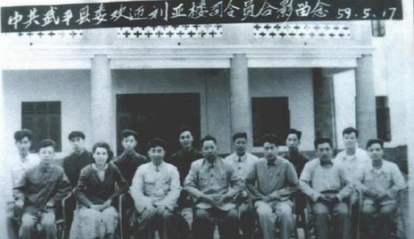 读书|父子打铁赚钱，供养子读书，养子成上将，亲子一生务农！