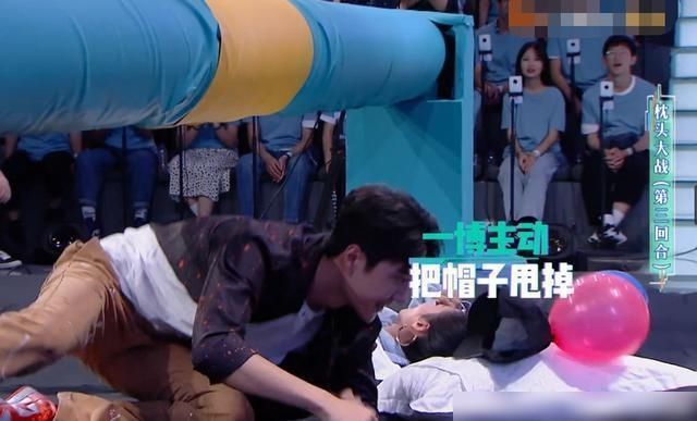  公司|快本：李冰冰要牵王一博的手，一博乖乖照做，但他的表情却太好笑