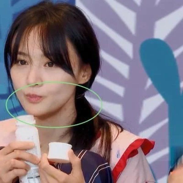  郑爽|郑爽在节目中喝酸奶，当她把瓶子拿开时，真喝假喝很明显