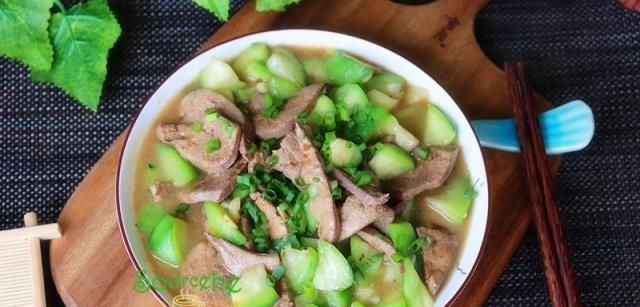  抢光|夏天就馋这瓜, 我家三天两头就吃它, 每次炒一盘, 端上桌就抢光!