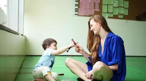  伶俐|孩子喜欢跟父母作对? 家长应摒弃命令式口吻, 让孩子变得乖巧伶俐