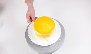  色泽|【水晶蛋糕】造型简单，色泽也很诱人，制作起来做得很漂亮