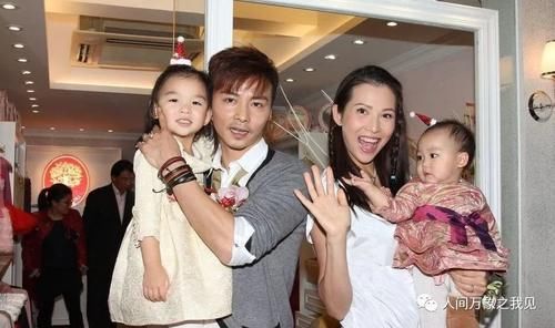 张晋|网友偶遇蔡少芬一家，张晋只顾给儿子拍照，他们两人真不错