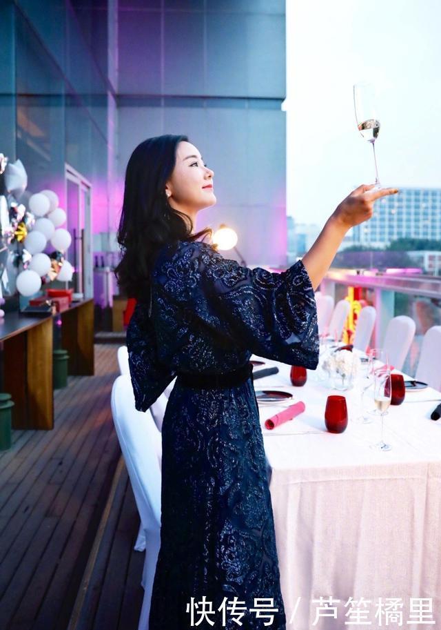  旗袍|李小萌气质真惊艳，开叉改良旗袍凹出“花瓶身材”，王雷娶到宝了