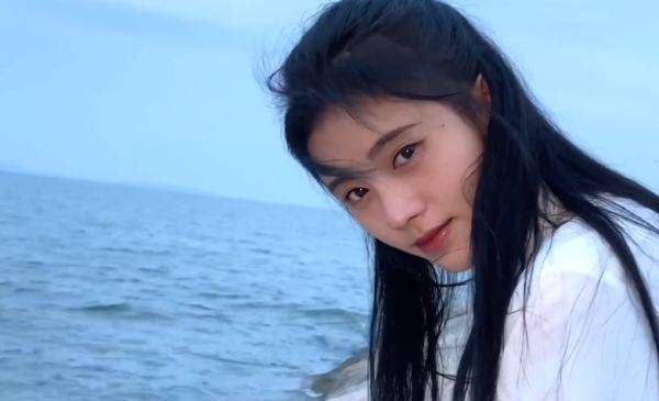  拍照|鞠婧祎穿白衬衫在海边散步，拍照时突然拽起自己的头发，网友顿时愣了