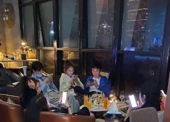  王思聪身边|王思聪换女友速度太快，携全新5名美女深夜出游，前女友怒怼网友