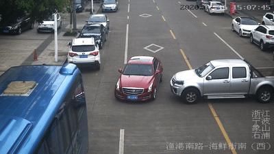  街头|惊险！石浦街头一货车 “无人驾驶”开溜，撞了…
