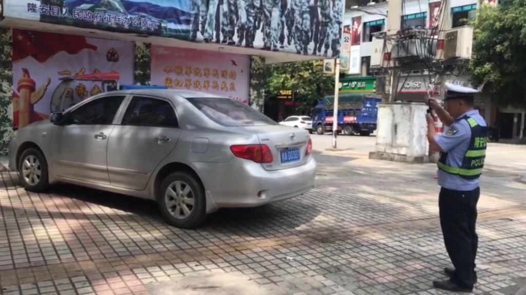 占用|【创建文明城】最新曝光！私自占用公共停车位、乱停车？治！