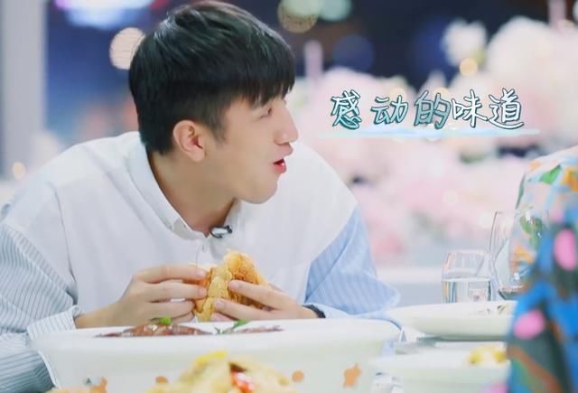  为啥|吉娜节目大口吃菠萝包，当她咬下的那一刻，终于知道她为啥那么瘦