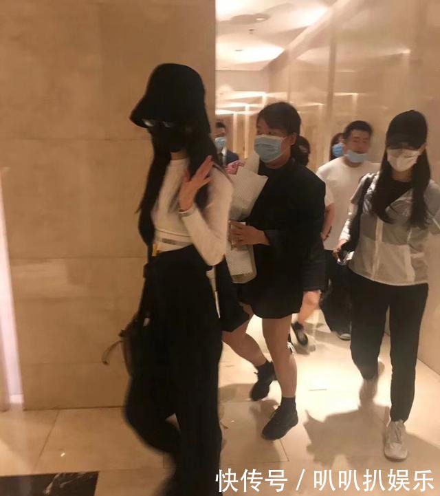 笑容|赵丽颖录《中餐厅》再曝路透照,笑容明媚,黄晓明林大厨热情接待