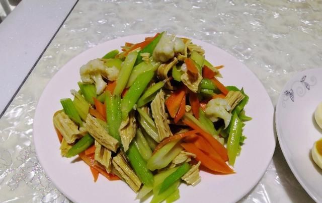  做好|菜花芹菜腐竹胡萝卜简单一拌，素什锦就做好了，好吃的下酒小凉菜