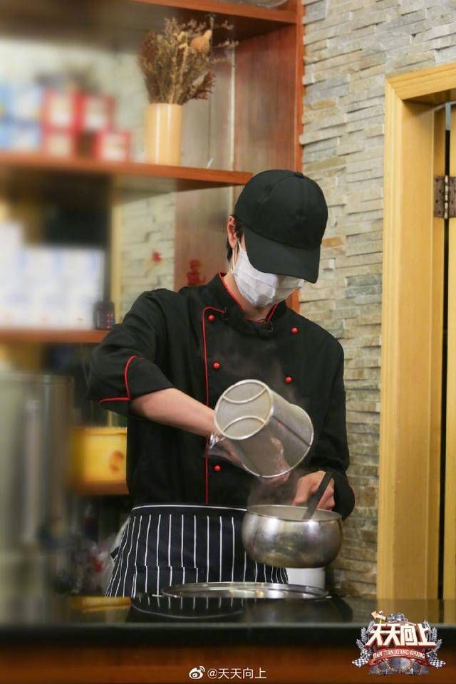  制服|天天向上：王一博变大厨亲自做卤粉，手法娴熟厨师制服超帅，网友猜约定真相