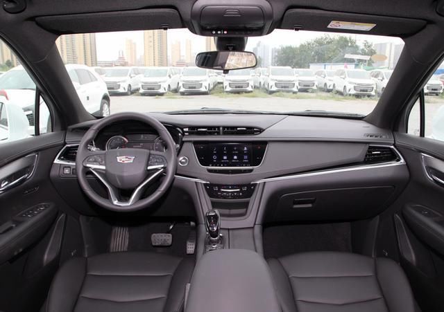  现场|本田追尾凯迪拉克XT6，看到现场之后，谁是“纸糊车”一目了然