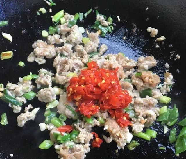  天热|天热就做这菜，简单炒炒就出锅，老人孩子都爱吃