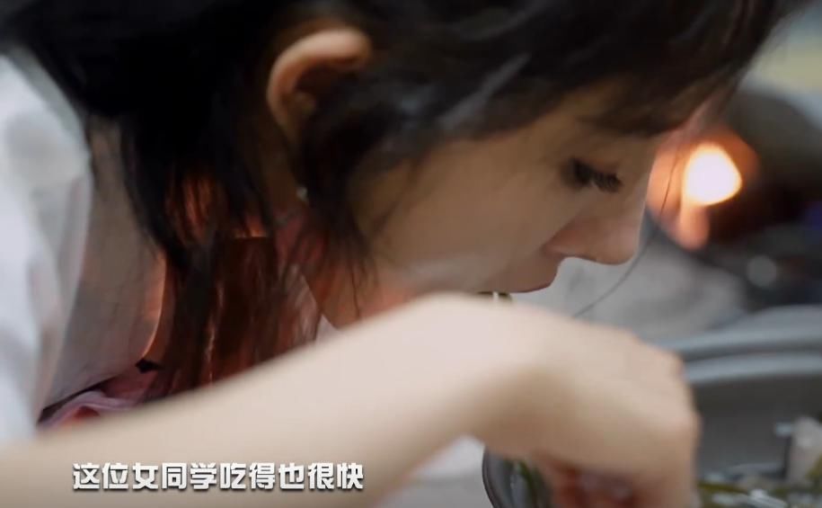  别人|节目组准备清汤寡水，别人都不吃，杨幂却吃很认真，原因太现实