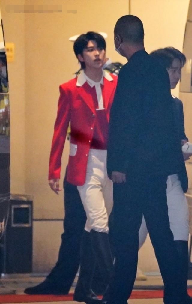  邀请到|奔跑吧长春录制路透，蔡徐坤马术服造型饭拍来啦，是王子没错了
