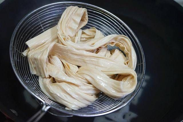  不了|这个菜降火气还清肺热，三色搭配口感清爽又好看，天热餐桌缺不了