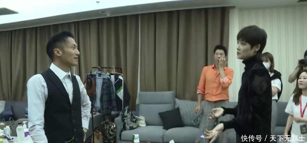  谢霆锋|谢霆锋过生日，李健送好礼，《中国好声音》节目组太暖心了