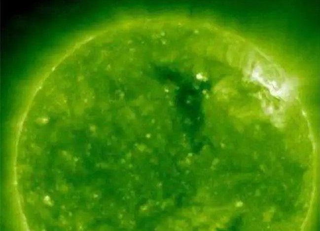  外星人|穿越太阳的巨型飞船, 难道太阳是穿越星门?