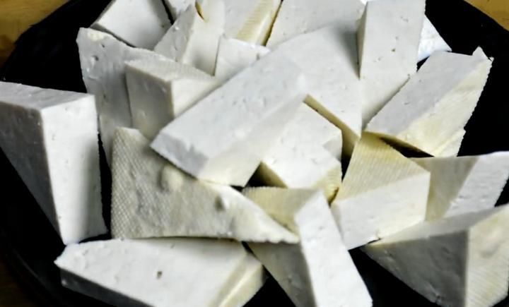 豆腐|红烧豆腐最简单的家常做法，鲜嫩多汁又入味，我家1周吃4次