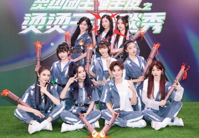  火箭|《炙热》决赛夜火箭少女合照，孟美岐还站C位，Yamy站位惹关注