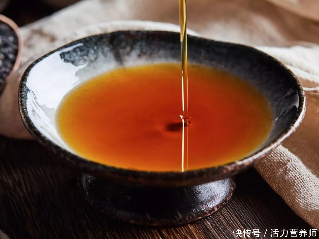 芝麻酱和芝麻粉哪个补钙好(芝麻油、芝麻渣哪个更健康？常吃芝麻补钙？告诉你废物利用的办法)