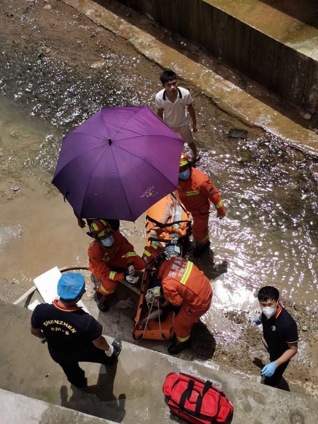  摔伤|男子不慎坠河，因水浅摔伤
