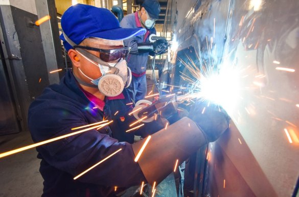  高温|北京1.5万辆公交高温下运转如常，背后有帮“美容师”