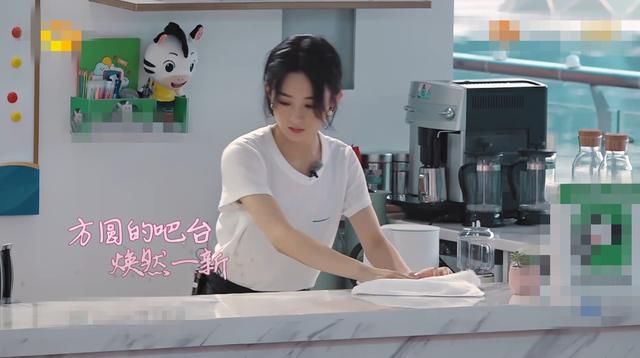  得干干净净|《中餐厅4》赵丽颖首秀刀工，看到她的手，这细节也太圈粉了