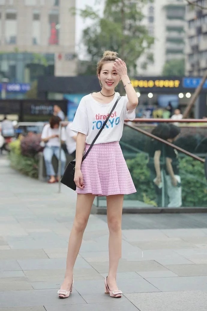 皮肤|街拍:美女皮肤白皙,身穿露肩牛仔裙,轻松秀出大长腿