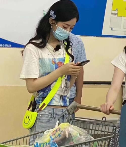  路透|《中餐厅4》路透，赵丽颖超市买食材，镜头下的小蛮腰让人羡慕