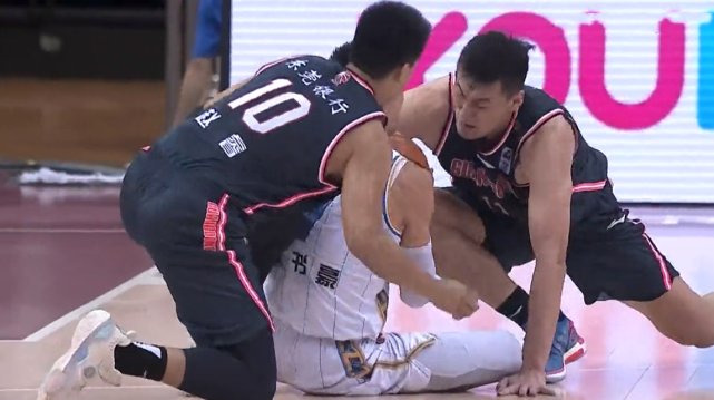  北京|火药味十足！常林任骏飞各吃违体，林书豪单节12分，首钢抗议判罚