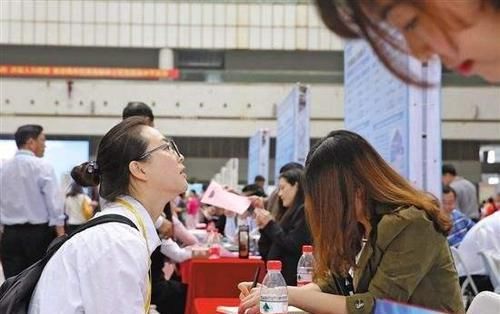 不顾|不顾家人反对，毕业回村养猪的女孩，3年过去了，现在过得怎么样