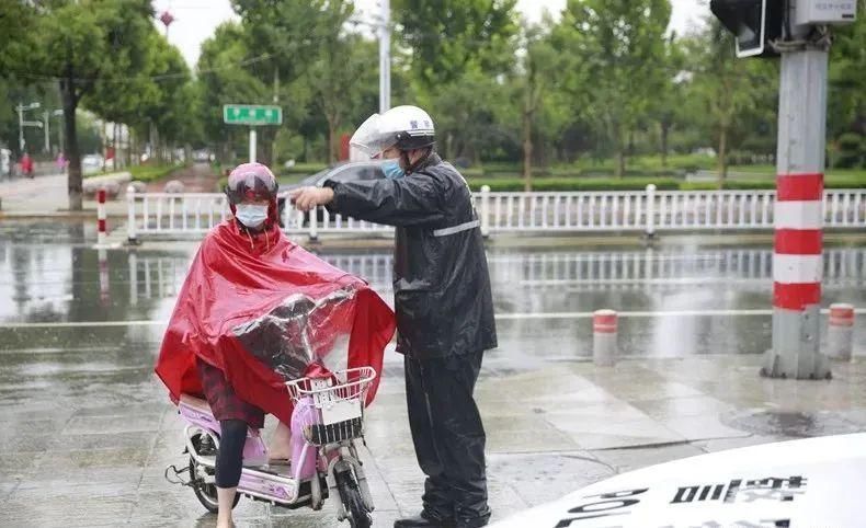  电动|一致好评丨招远交警冒雨走上街头帮电动自行车上牌!