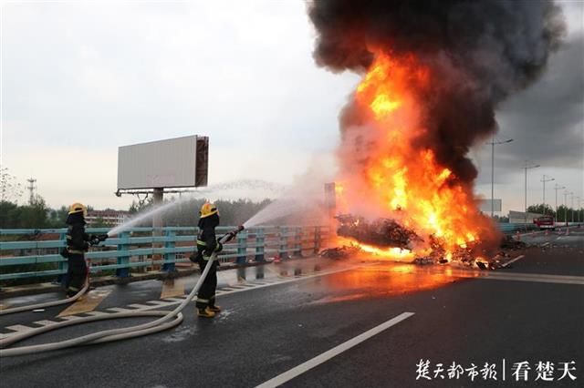  货车|太心疼！大货车高速起火，近500辆电动车被烧毁，损失上百万元
