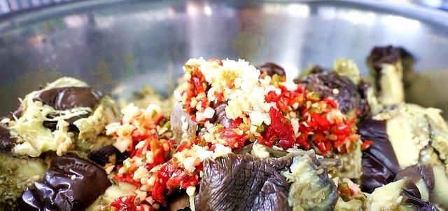  我家|我家每年都吃的“腌茄子”做法，1下子做10斤，吃半年都不坏