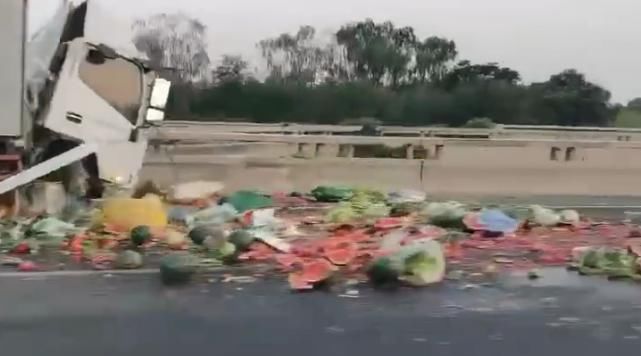  高速|西瓜烂了一地，京港澳高速进京方向南岗洼路段发生一起交通事故