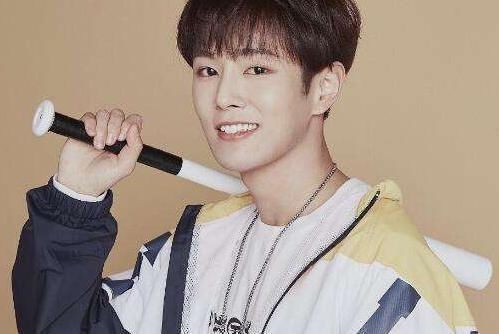  情难|李汶翰易易紫恋情疑曝光，两人挽手亲密热聊，李汶翰车前情难自禁