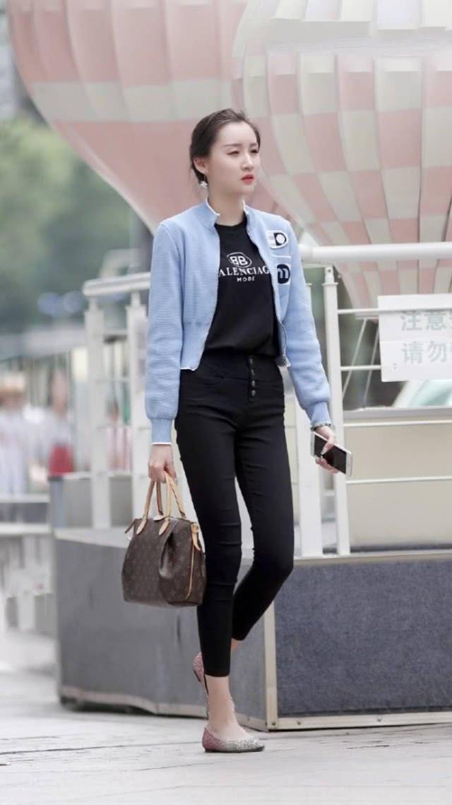 味道|街拍:美女白色短袖搭配黑色打底裤,给人一种美丽优雅的味道