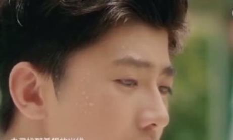  角度|蔡徐坤录跑男底妆有多厚？被高压水枪冲到脱妆，鼻子的角度太奇怪