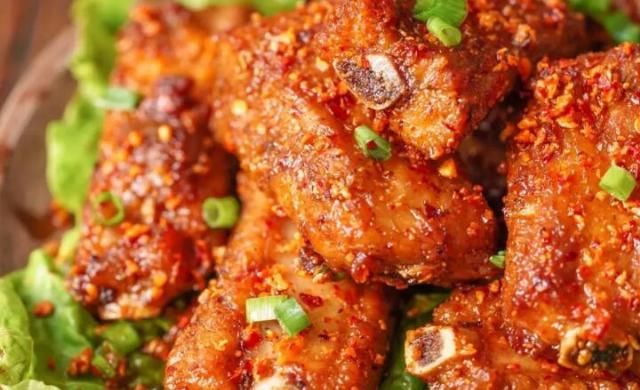 好吃|椒盐蒜香排骨的家常做法，咬上一口香酥入味，咸香爽口，特别好吃