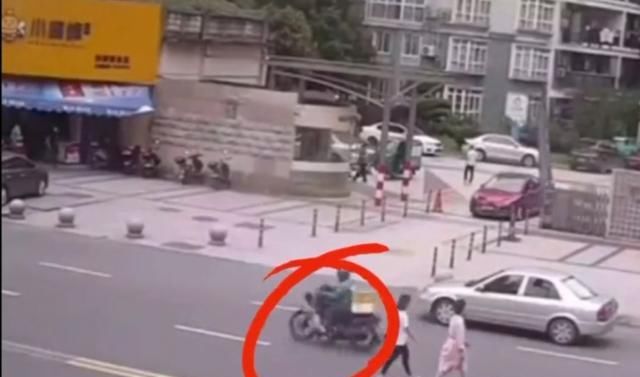  身边|妈妈带娃过马路，下一秒被撞飞10米远，网友：这妈故意的吧？