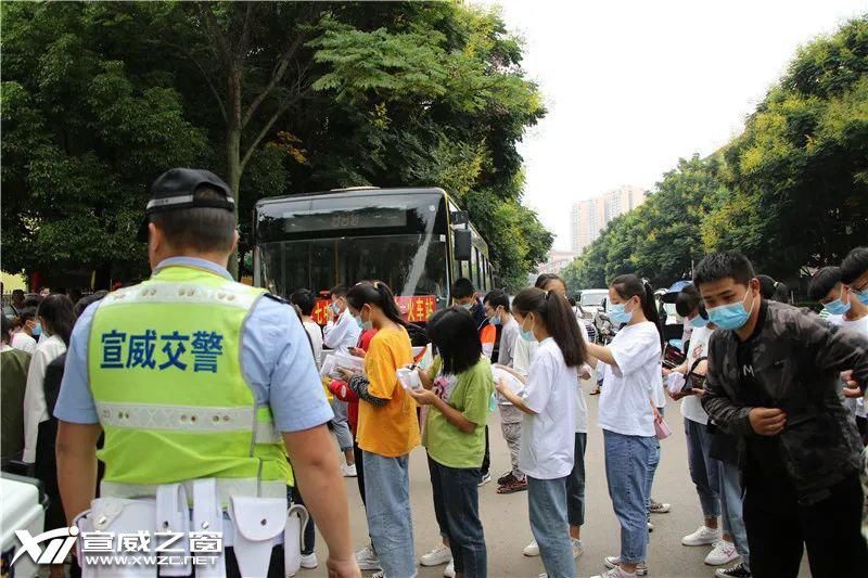  发生|宣威中考首日 考场外发生了这几幕